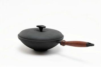 Сковорода чугунная WOK 26&times;8 с чугунной крышкой и деревянной ручкой ТМ SYTON 2680WH-K фото